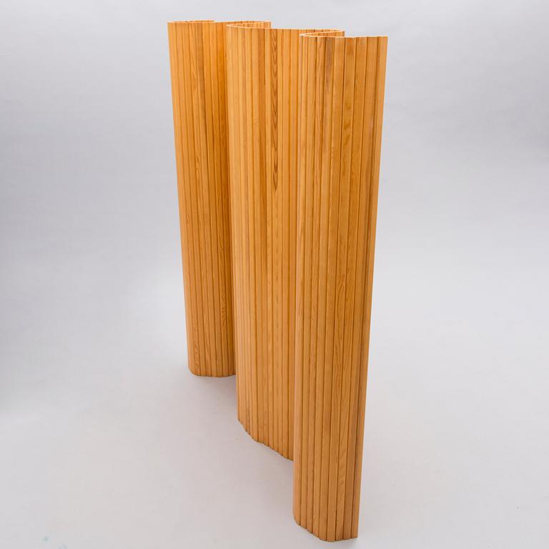 Alvar Aalto, A late 20th century screen for Artek, Finland. Circa 150x200 cm.