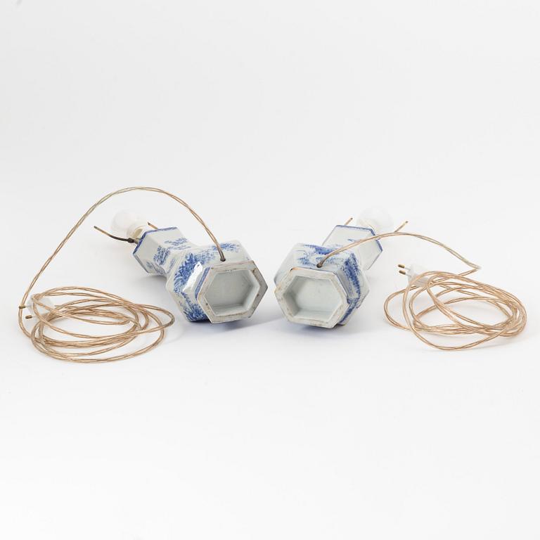 Bordslampor, ett par, porslin, Seto, Japan, Meiji, omkring 1900.