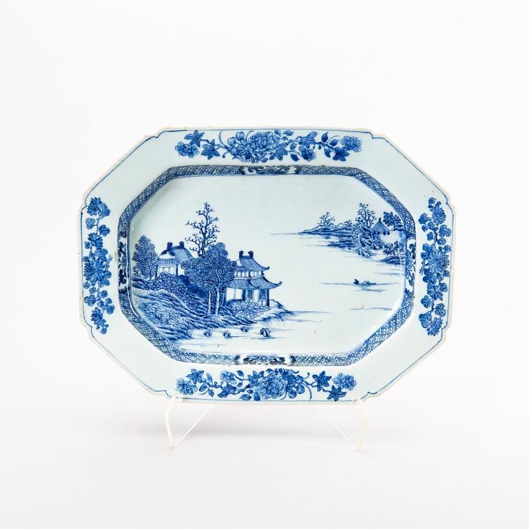 A Chinese Qianlong porcelain tureen stand.