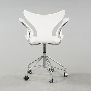 A "Måsen" office chair, designed by Arne Jacobsen for Fritz Hansen, made 2008.