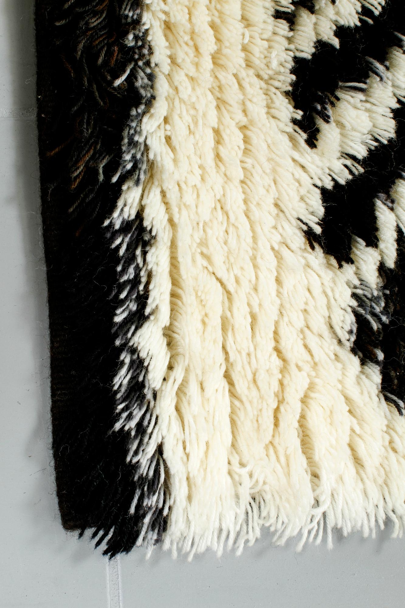 A hooked rug by Mirja Tissari, 130 x 125 cm.