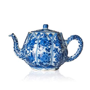 1122. A blue and white tea pot with cover, Qing dynasty, Kangxi (1662-1722).