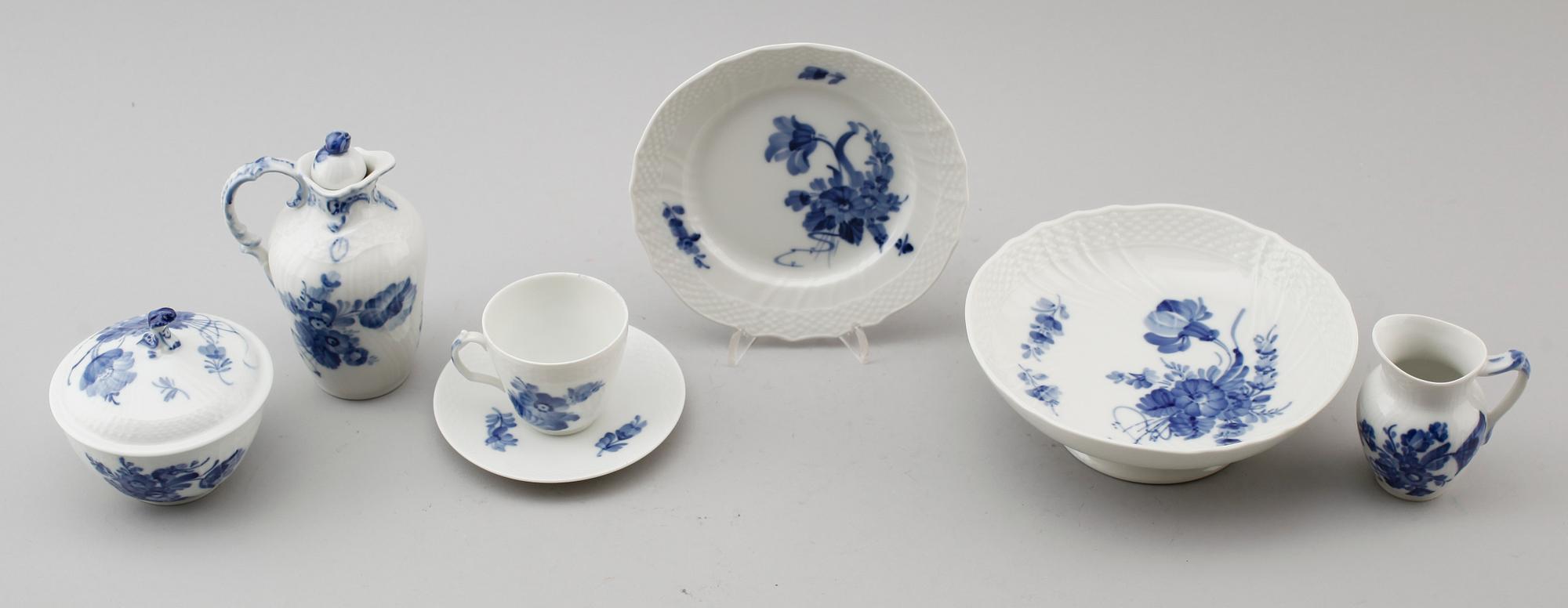 SERVISPORSLIN, 16 delar, porslin, "Blå blomst",  Royal Copenhagen.