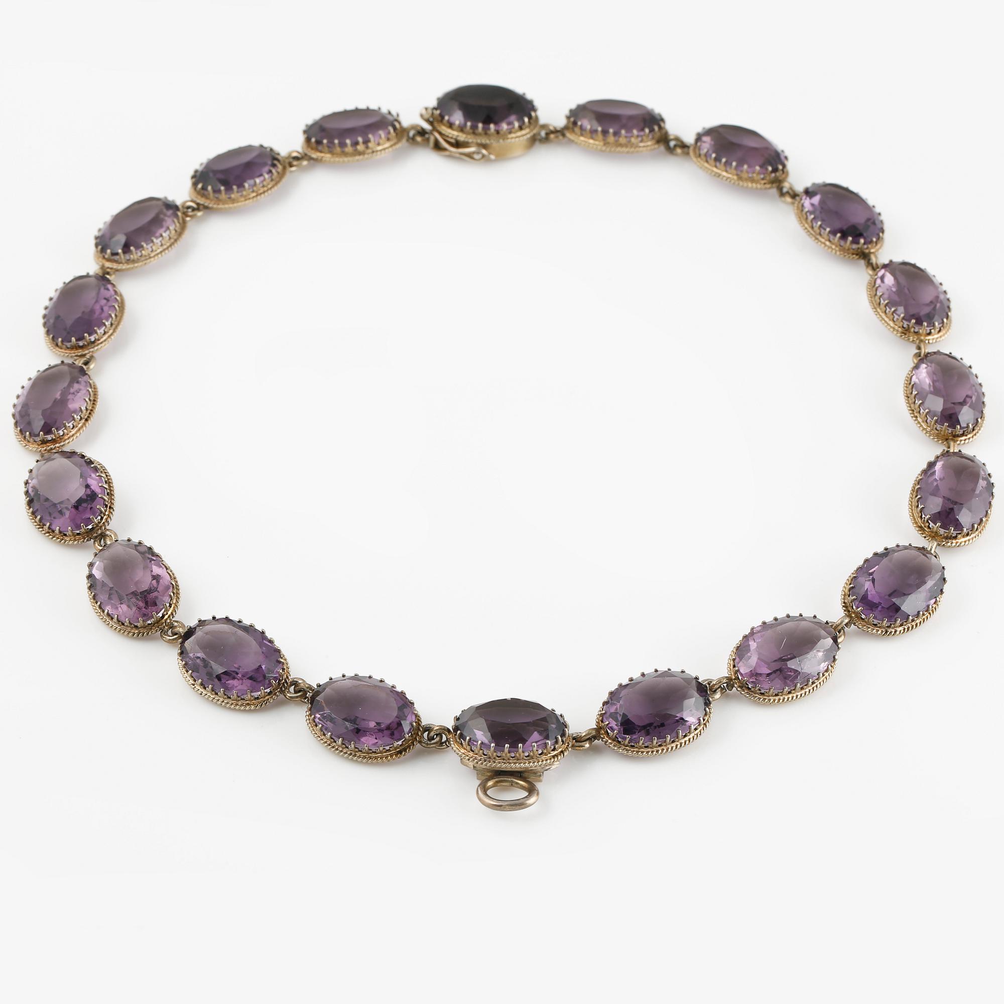 COLLIER, förgyllt silver samt fasettslipade ametister. Vikt 44,9 gram.