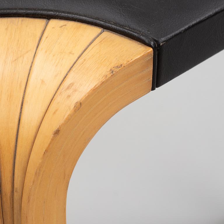 Alvar Aalto, jakkara, mallli X 602,  O.Y. Huonekalu- ja Rakennustyötehdas A.B. 1900-luvun puoliväli.