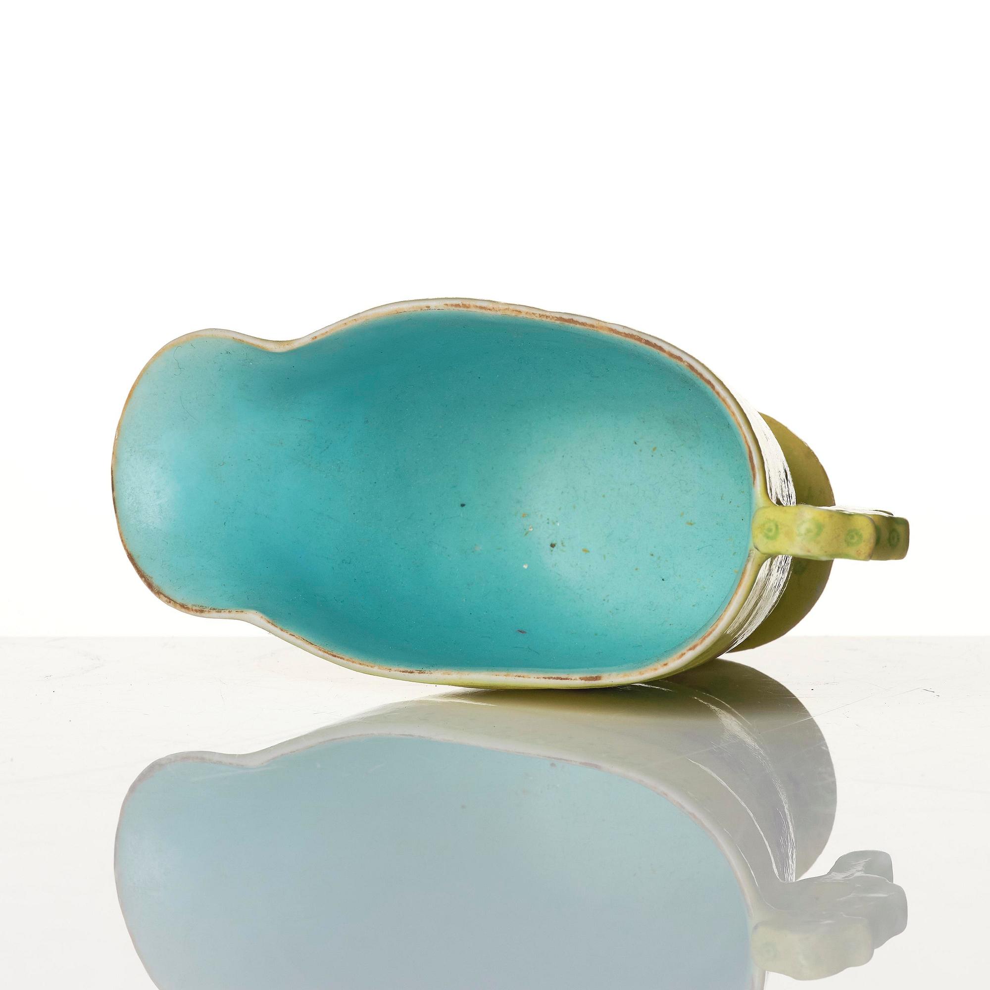 Koppar, två stycken, keramik samt kanna, porslin. Qing dynastin, 1800-tal.