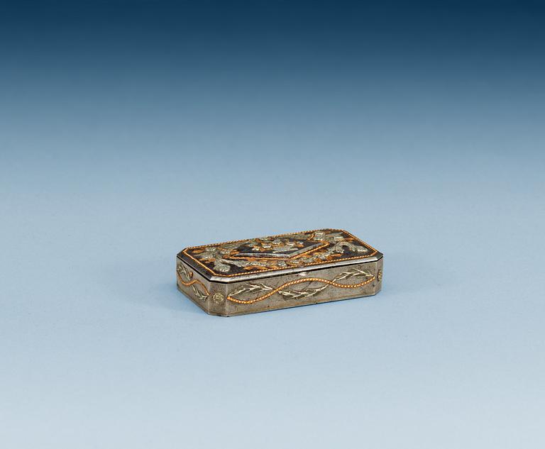 A RUSSIAN 19TH CENTURY STEEL AND COPPER SNUFF-BOX.