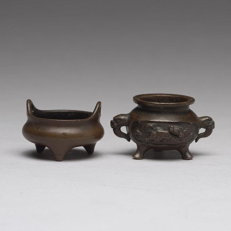 A pair of miniatyre censers, Qing dynasty, 19th Century.