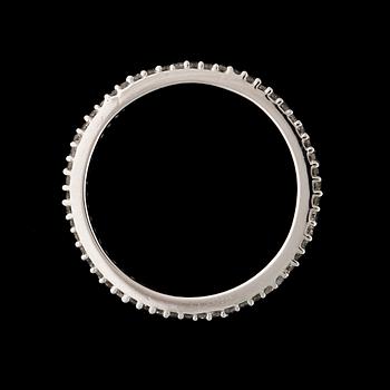RING / HELALLIANSRING, 14 karat vitguld med mindre briljantsliapde diamanter tot ca 0,3 ct.
