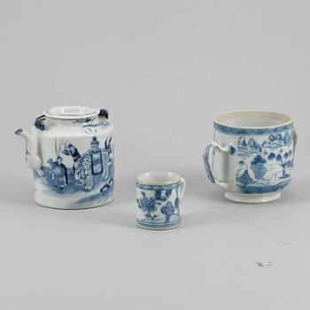 BULJONGKOPP, KOPP samt TEKANNA, porslin, Kina, Qing dynastin, bland annat Qianlong, 1700-/1800-tal.