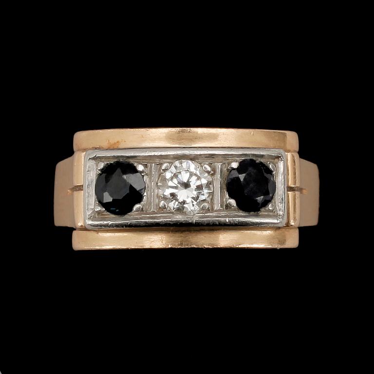 RING, 18k guld med briljantslipad diamant ca0,15ct och två safirer. 1953. Tot.vikt 8,6g.