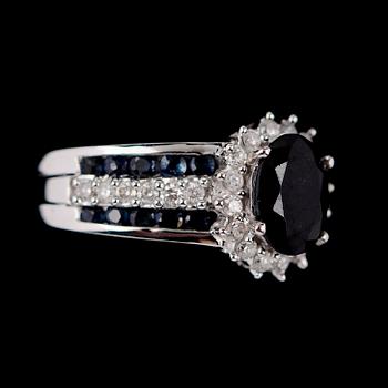 RING, 10 k, med fasettslipad safir och mindre safirer tot 2.23 ct, briljanter tot 0.50 ct W. 

TEXTÄNDRING: 10 k vitguld.