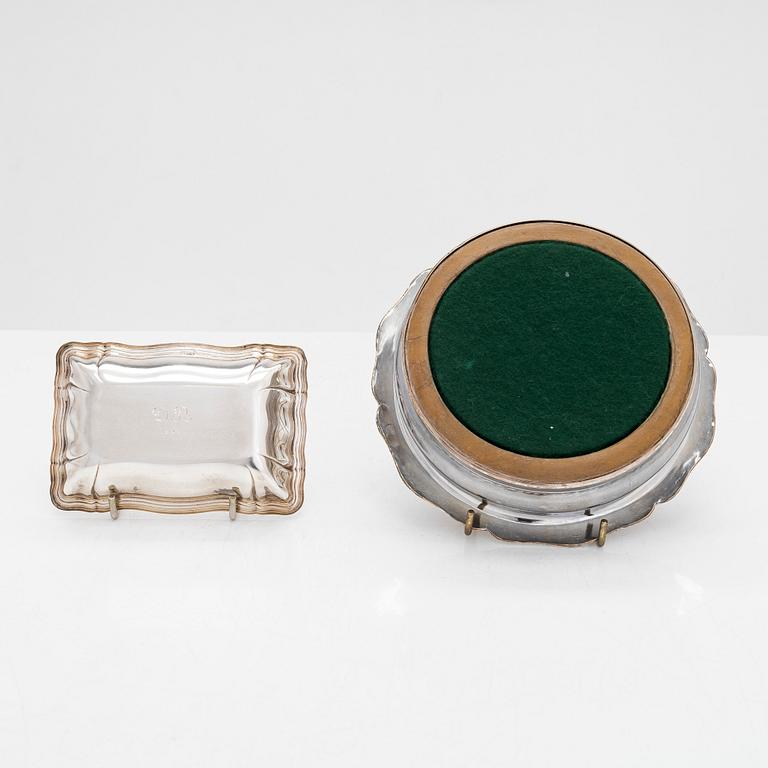 Uppläggningsfat, 4 st, och skålar, 2 st, silver, svenska, danska och finska stämplar 1918-1948, samt försilvrad coaster.