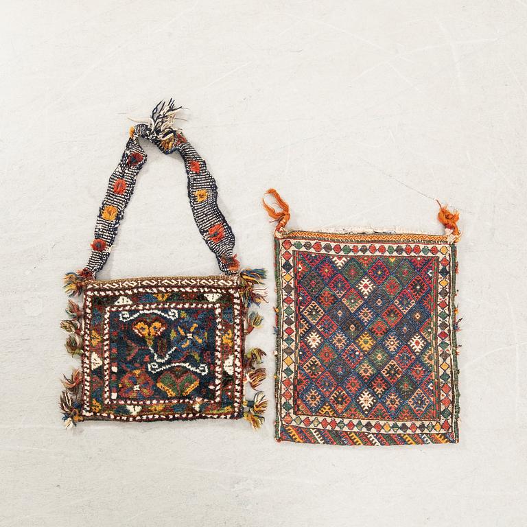 Väskor 2 st Chanteh, Afsar och Kashgai/Shiraz semiantika ca 33x38 cm (utan tofsar och band) och 49x44 cm.
