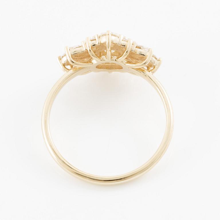 Ring in 14K gold set with brilliant-cut and marquise-cut diamonds.