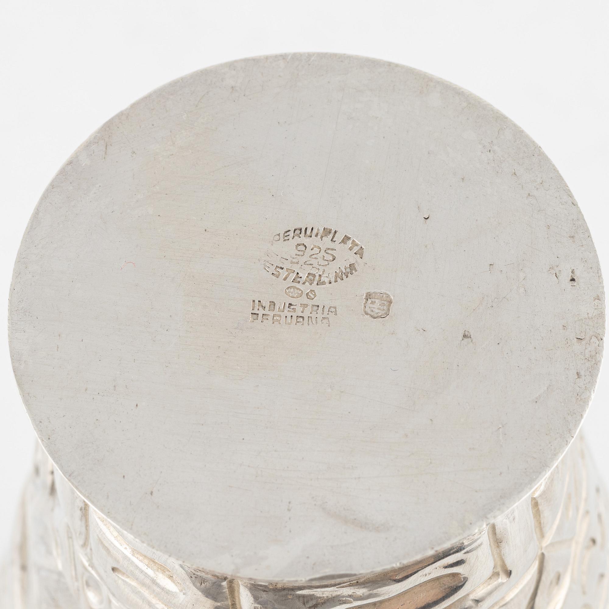 Karaff, silver, Peru, 1900-talets andra hälft.