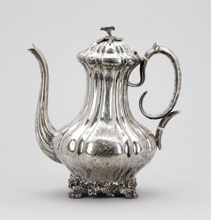 KAFFEKANNA, silver, svenska stämplar, 1852. Vikt ca 900 gram.