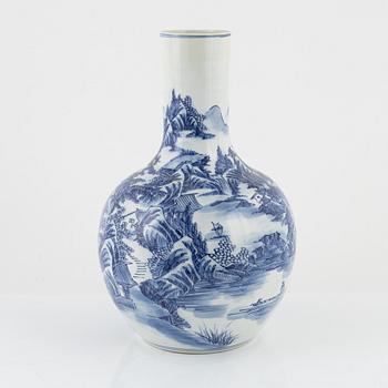 A blue and white Chinese porcelain vase, 20th century.
