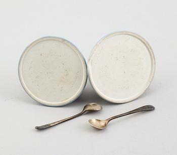 SALTKAR, 1 par, jasperware, Wedgwood, beslag av silver, Birmingham 1904 samt SALTSKEDAR, 1 par, silver, Sheffield 1929.