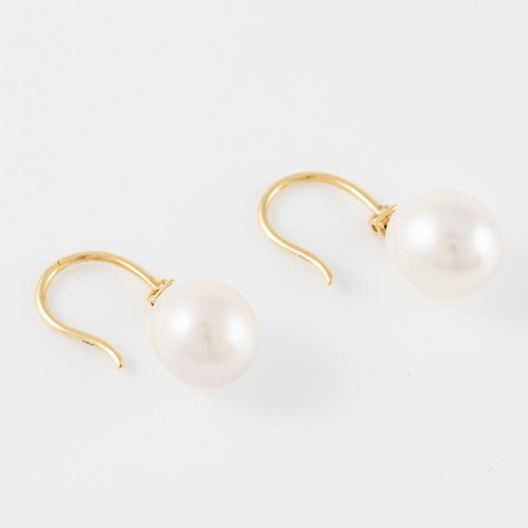 Örhängen 18K guld med odlade pärlor och briljantslipade diamanter.