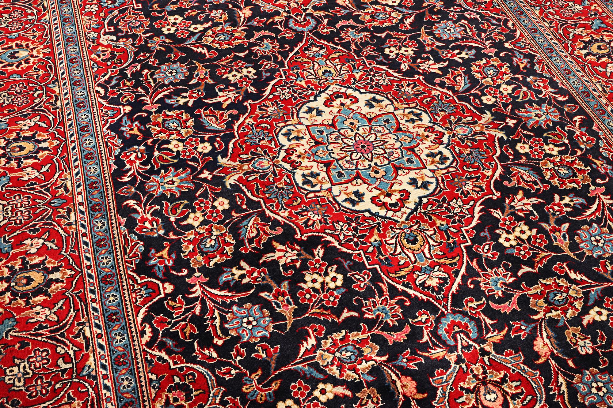 A Kashan carpet. a. 300 x 195 cm.