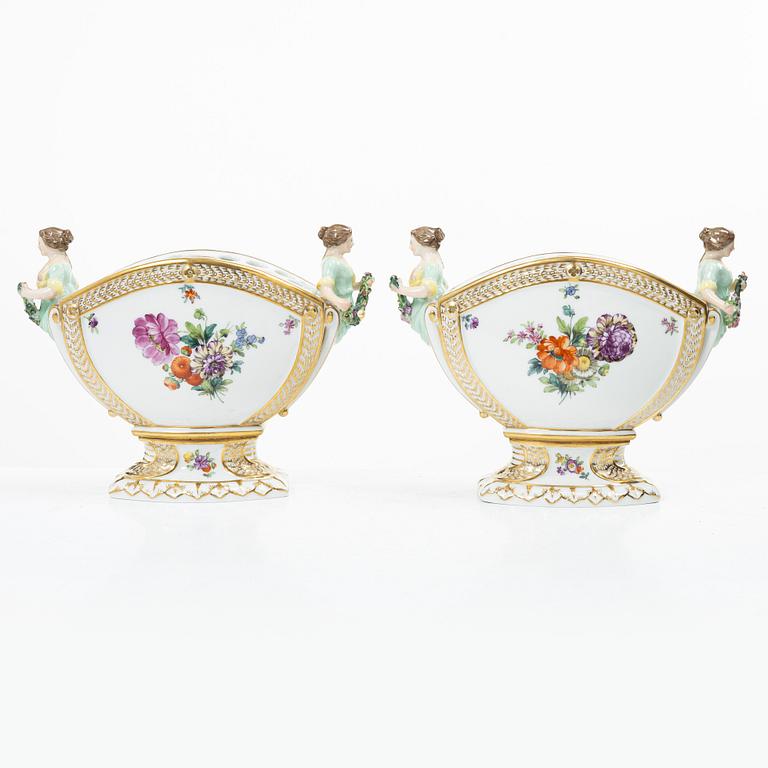 Royal Copenhagen, tulpanvaser, ett par, "Sachsisk Blomst", 1800-talets andra hälft. Danmark.