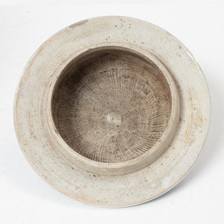 A Chinese blue and white porcelain jar with cover, Qing dynasty, Kangxi (1662-1722).