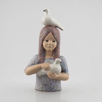 Lisa Larson, skulptur, stengods, "Flicka med duva", Gustavsberg.