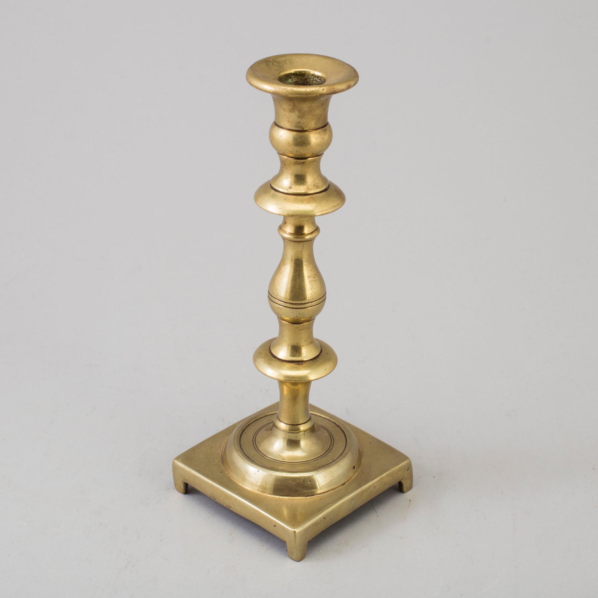 AN 18TH CENTURY BRONZE CANDLESTICK.