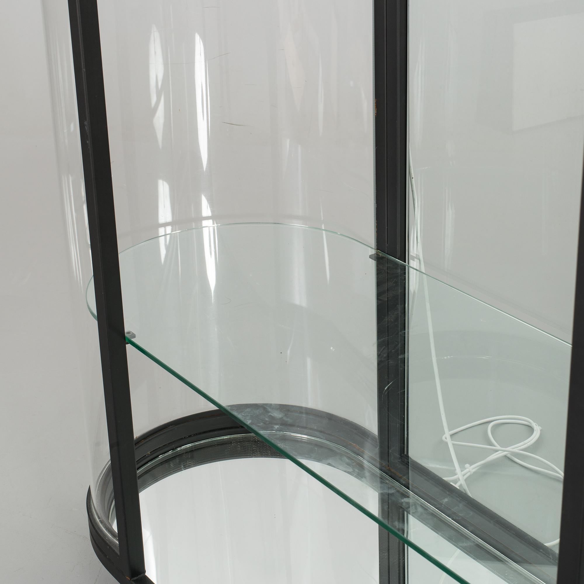 VITRINSKÅP / BUTIKSSKÅP. Glas, plexiglas och spegelglas. Sekelskiftetet 2000.