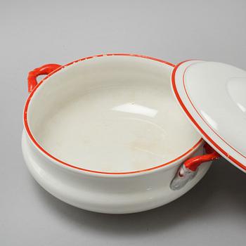 An eartheware tureen and a serving dish from Göteborg, early 20th century.