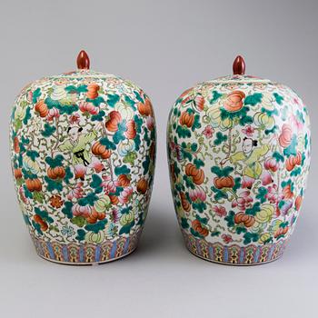A PAIR OF URNS, porcelain, China first half of the 20th century.