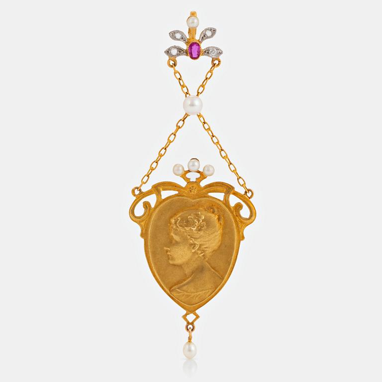 A pendant in 18K gold set with pearls, rose-cut diamonds and a ruby.