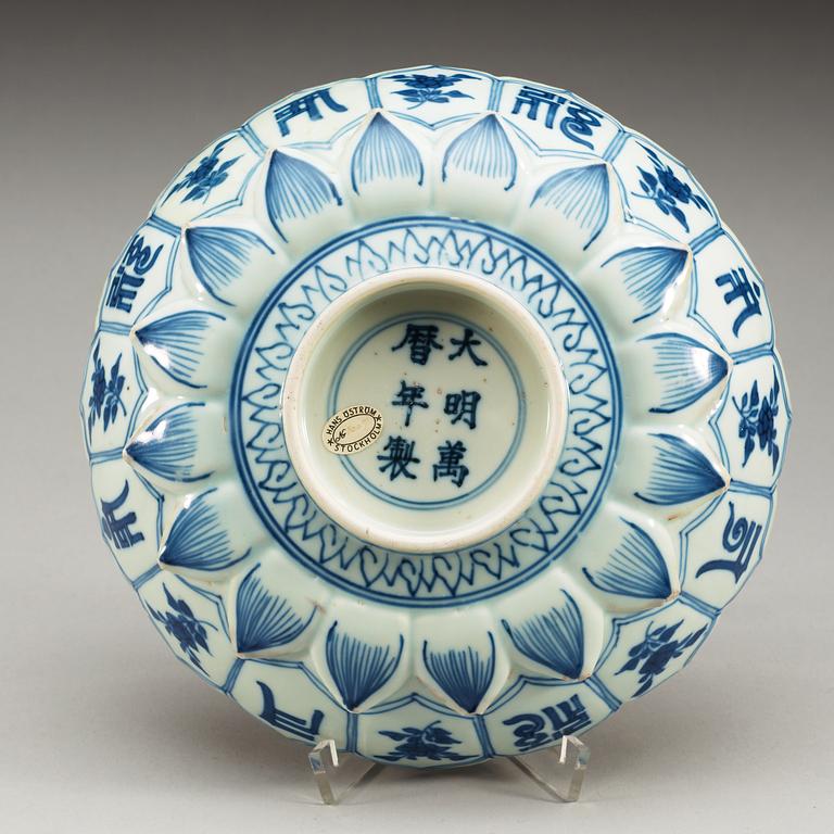 FAT, porslin. Ming dynastin med Wanlis sex karaktärers märke och period (1573-1619).
