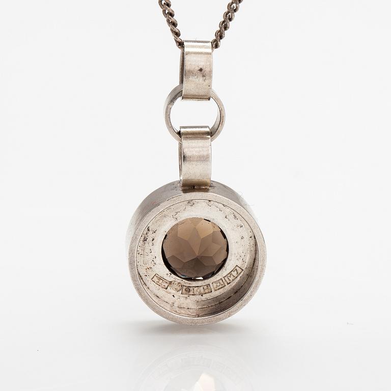 Elis Kauppi, Kaulakoru, hopeaa ja savukvartsi. Kupittaan kulta, Turku 1965.