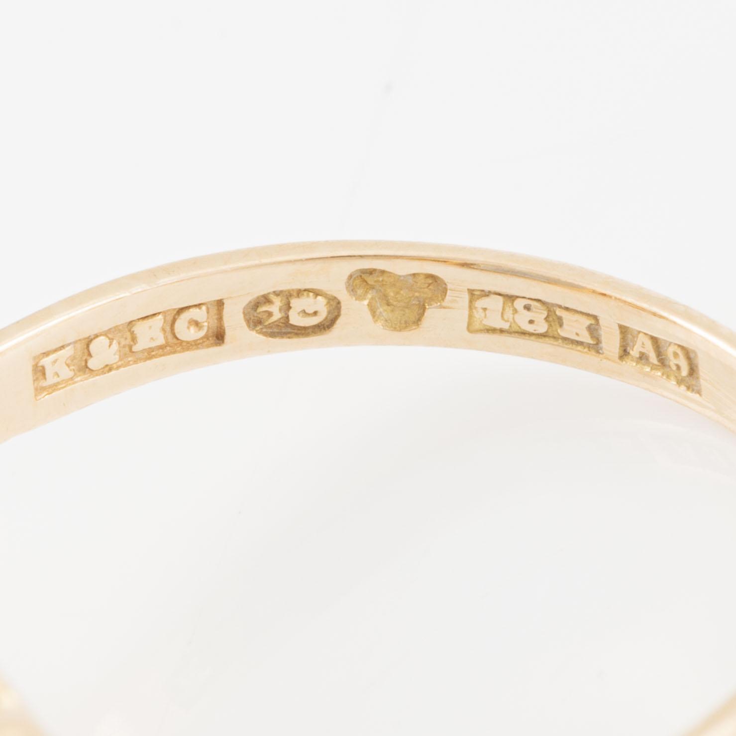 Ring 18K gold with a blue synthetic stone.
