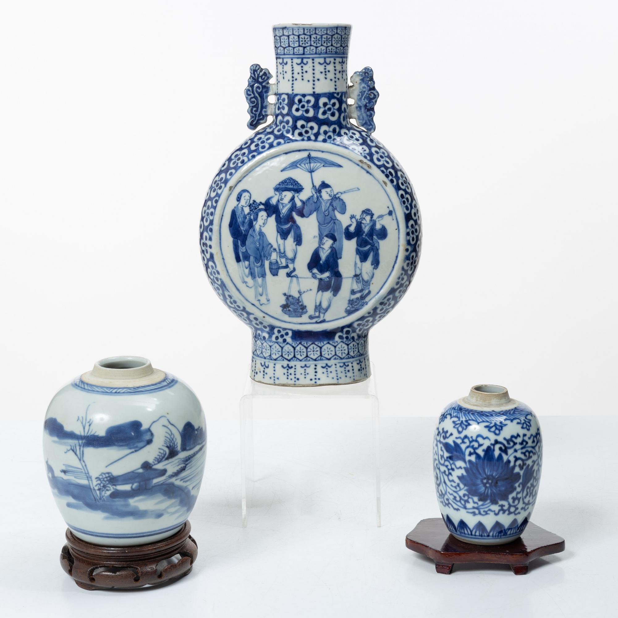 A Chinese blue and white porcelain moonflask and two jars, Qing dynasty, 18/19th century.