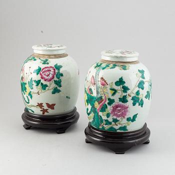 A pair of Chinese porcelain urns, 19th century.