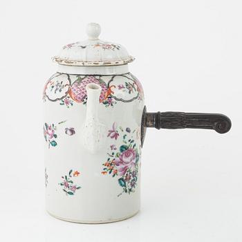 A Famille rose coffee pot and four plates, China, Qianlong (1736-95).
