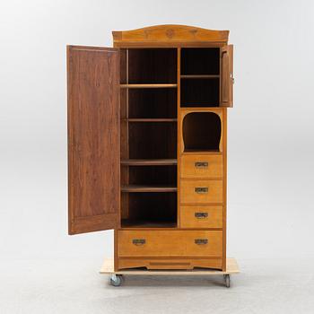 Klädskåp, jugend, 1900-talets början.