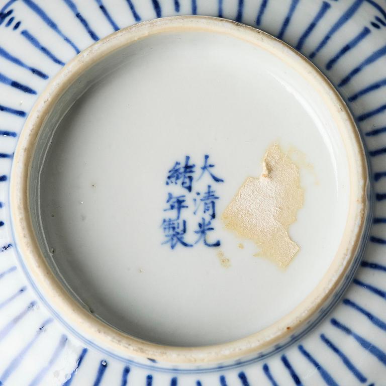 A pair of blue and white lotus bowls, Qing dynasty, Guangxu (1875-1908).