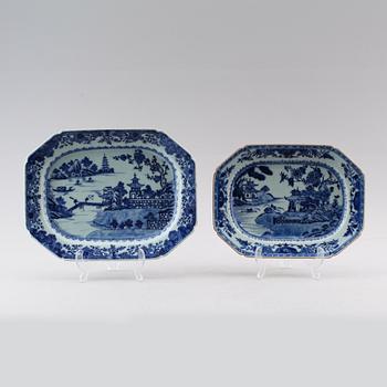 STEKFAT, 2 st, porslin, Kina, Qianlong 1736-1795.