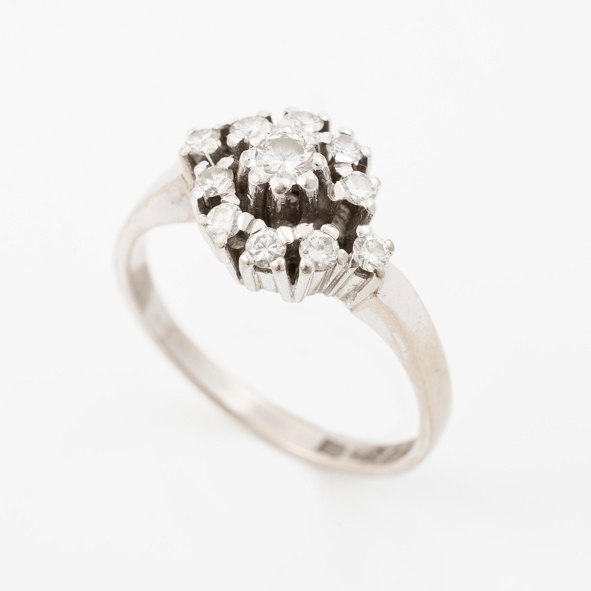 18K white gold ring with round brilliant-cut diamonds, Alton, Falköping, 1974.