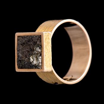 RING, 14K guld, kopparmalm. Björn Weckström, Lapponia 1968. Vikt ca 15,0 g.