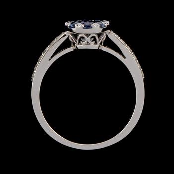 RING, 18k vitguld med 12 briljantslipade diamanter, ca 0.20 ct samt 9 blå safirer, ca 0.78 ct. Vikt 3 g.