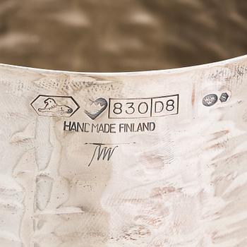 Tapio Wirkkala, tillbringare och bägare, silver resp. sterlingsilver, Kultakeskus, Tavastehus, 1981 och 1970.