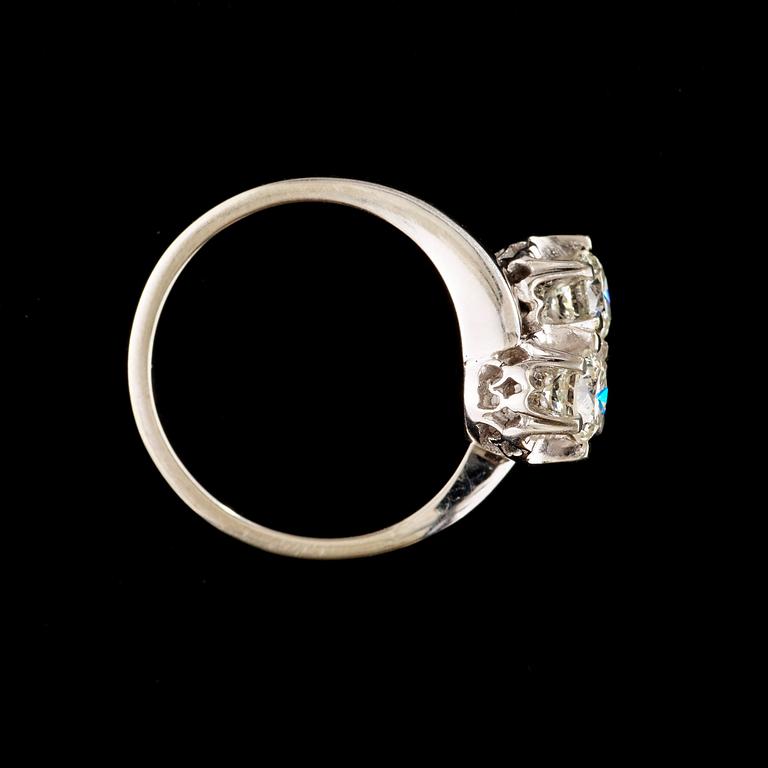 RING i syskonmodell med briljantslipade diamanter ca 0.52 ct/st.