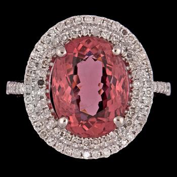 1050. RING, fasettslipad turmalin, 3.13 ct samt briljantslipade diamanter tot. 0.58 ct.