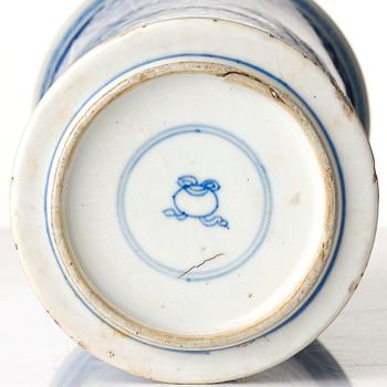 A blue and white cylindric vase with cover, Qing dynasty, Kangxi (1662-1722).