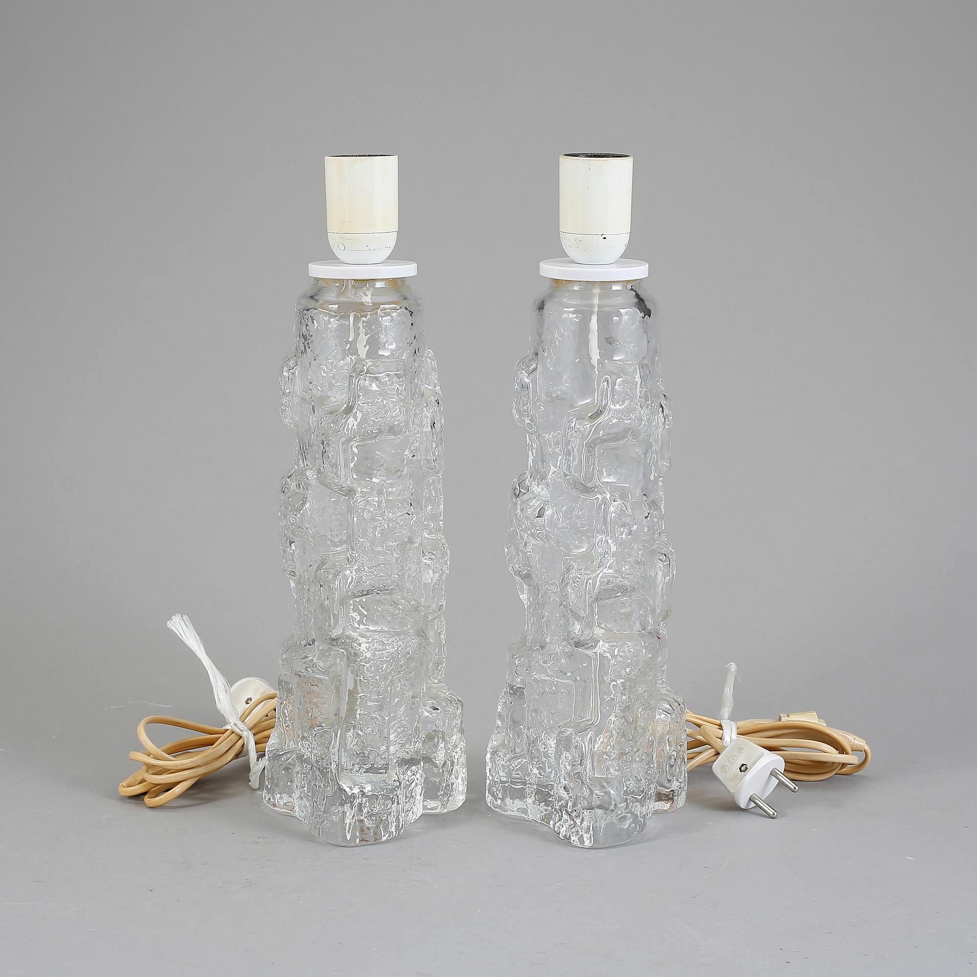 BORDSLAMPOR, ett par, glas, möjligen Reijmyre. 1960-tal.